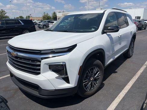 Used 2025 Chevrolet Traverse LT FWD image 1