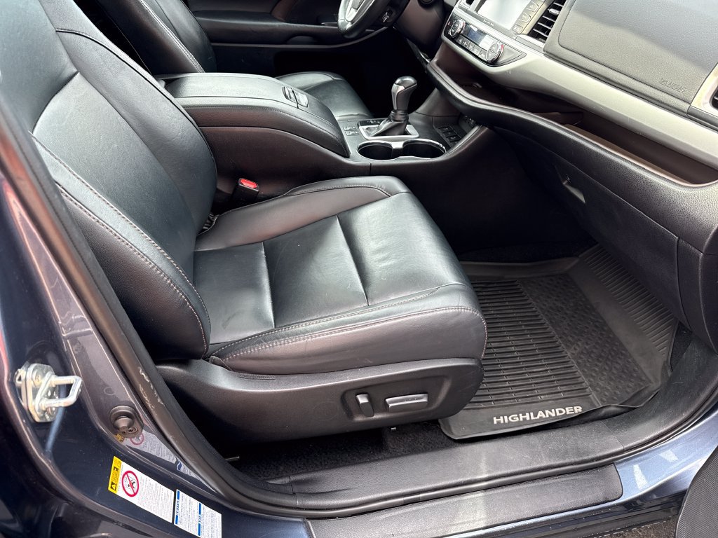 Used 2019 Toyota Highlander XLE AWD/4WD image 22