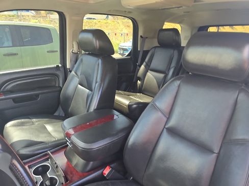 Used 2011 Cadillac Escalade Luxury AWD/4WD image 13