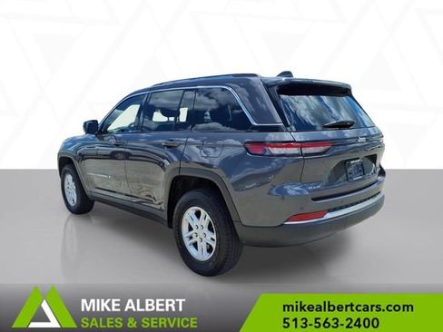 Used 2023 Jeep Grand Cherokee Laredo AWD/4WD image 5