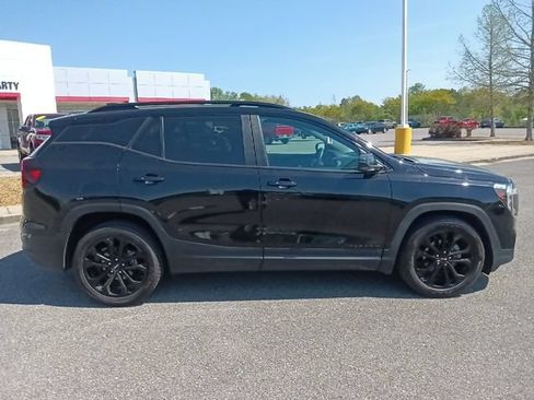 Used 2022 GMC Terrain SLE w/ Elevation Edition FWD image 2