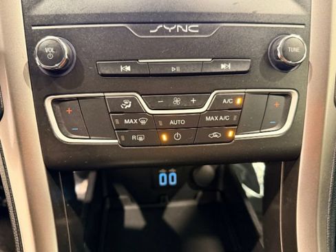 Used 2019 Ford Fusion SE FWD image 23