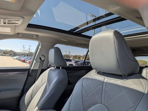 Used 2024 Toyota Highlander Platinum image 28