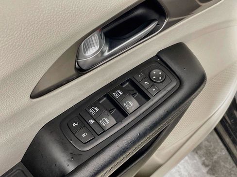 Used 2017 Chrysler Pacifica Limited w/ UConnect Theater Package FWD image 22