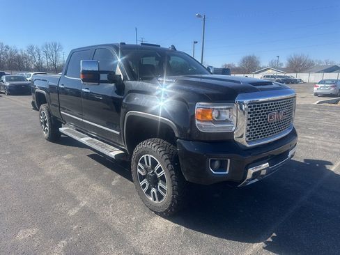 Used 2017 GMC Sierra 2500 Denali w/ Duramax Plus Package image 3