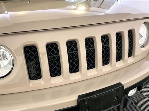 Used 2017 Jeep Patriot Latitude FWD image 32