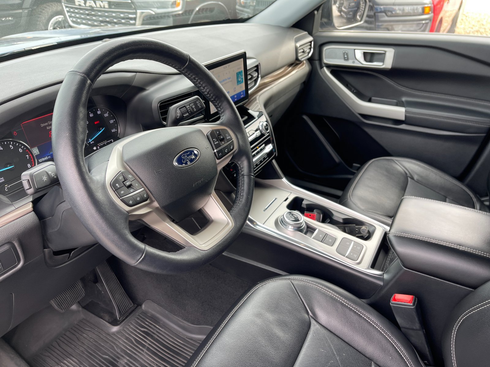 Used 2022 Ford Explorer Limited w/ Equipment Group 301A RWD image 11