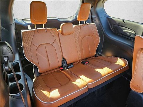New 2026 Chrysler Pacifica Pinnacle FWD image 16