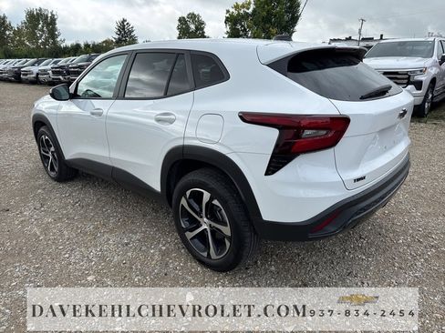 Used 2025 Chevrolet Trax RS w/ Sunroof Package image 3