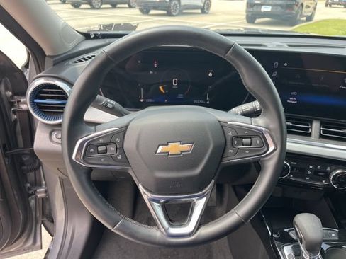 Used 2025 Chevrolet Trax LT w/ LT Convenience Package FWD image 17