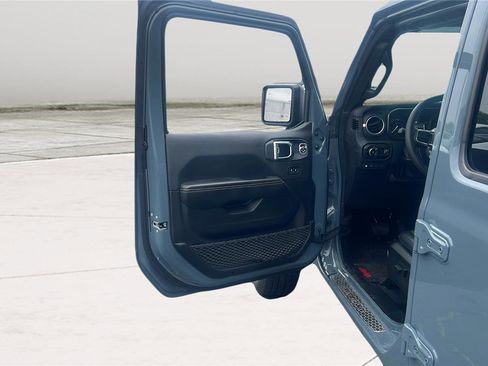 Used 2024 Jeep Wrangler Unlimited Sahara w/ Technology Group AWD/4WD image 17