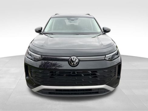 Used 2025 Volkswagen Tiguan SE w/ Panoramic Sunroof Package image 3