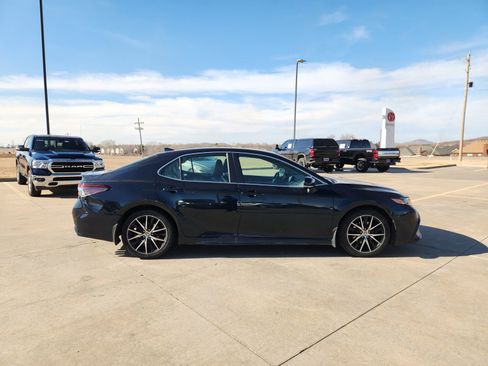 Used 2021 Toyota Camry SE w/ Cold Weather Package image 7