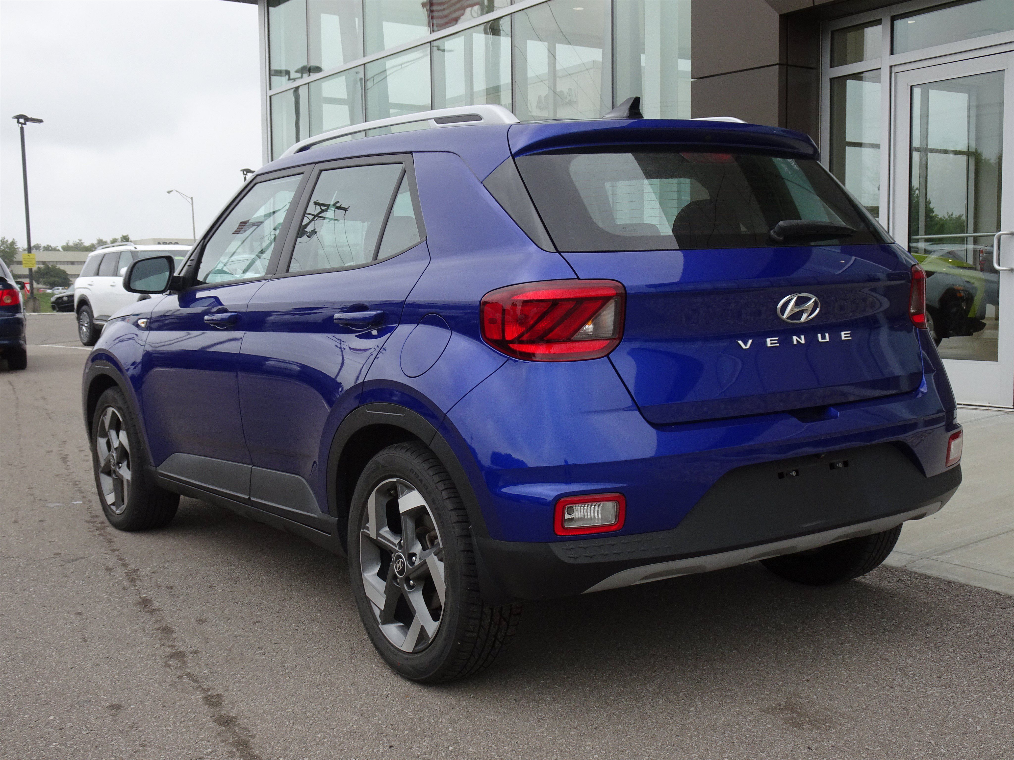 Used 2022 Hyundai Venue SEL FWD image 3