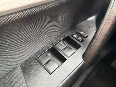 Used 2015 Toyota Corolla LE FWD image 28