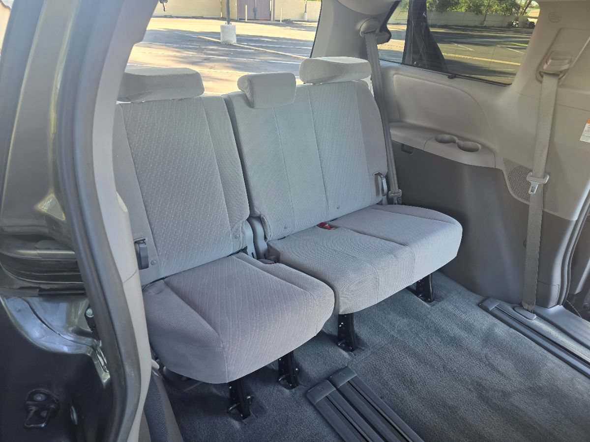 Used 2017 Toyota Sienna LE FWD image 33