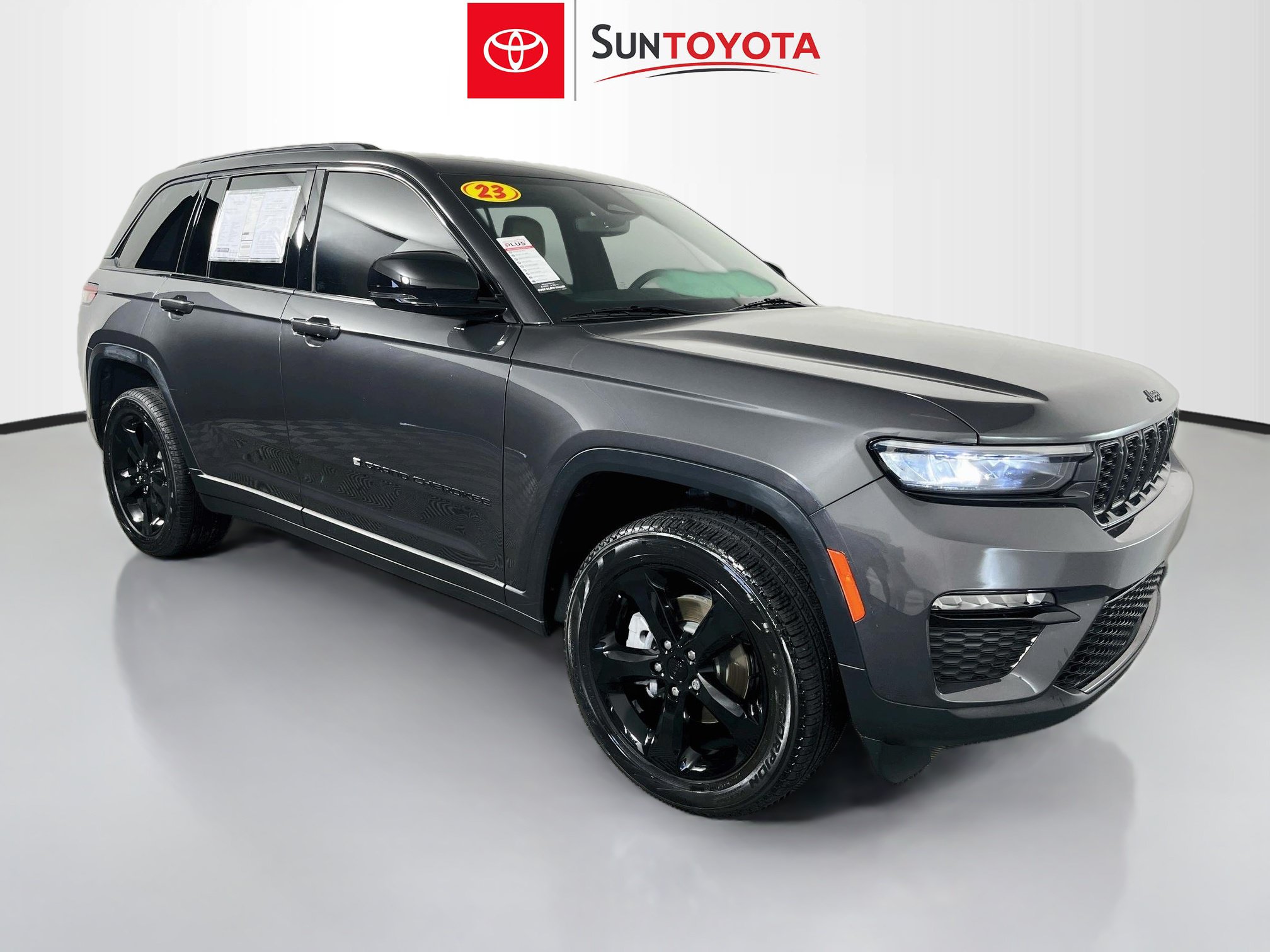 Used 2023 Jeep Grand Cherokee Limited w/ Black Appearance Package AWD/4WD image 1