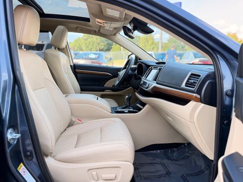 Used 2019 Toyota Highlander Limited Platinum FWD image 26