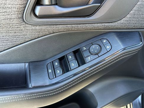 Used 2022 Nissan Rogue S image 13