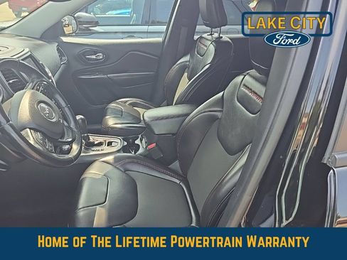 Used 2019 Jeep Cherokee Trailhawk w/ Cold Weather Group AWD/4WD image 9