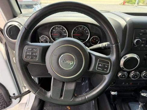 Used 2017 Jeep Wrangler Sahara w/ Connectivity Group AWD/4WD image 25