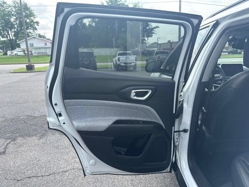 Used 2022 Jeep Compass Latitude FWD image 11
