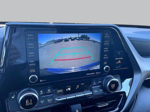Used 2022 Toyota Highlander XLE FWD image 26
