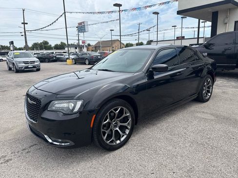 Used 2018 Chrysler 300 S RWD image 2