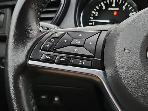 Certified 2018 Nissan Rogue SV image 16