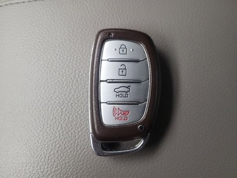 Used 2017 Hyundai Elantra Limited image 32