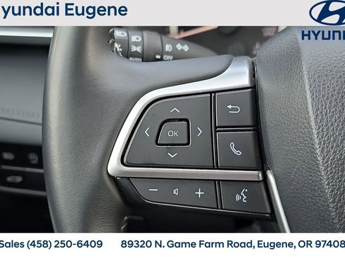 Used 2024 Toyota Highlander LE FWD image 31