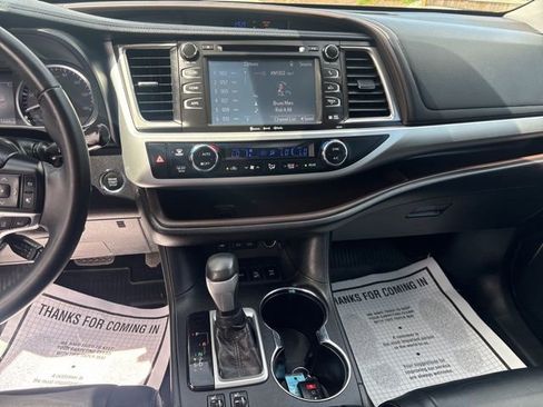 Used 2018 Toyota Highlander XLE AWD/4WD image 24