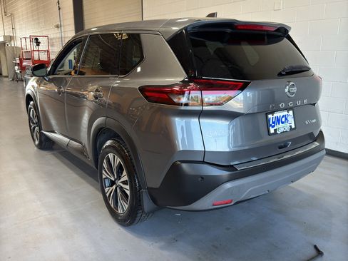 Used 2021 Nissan Rogue SV image 3