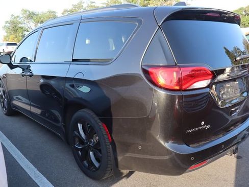 Used 2019 Chrysler Pacifica Limited FWD image 3