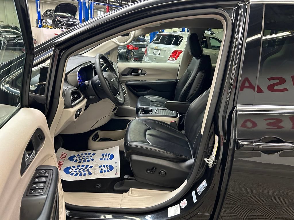 Used 2023 Chrysler Pacifica Touring-L FWD image 18