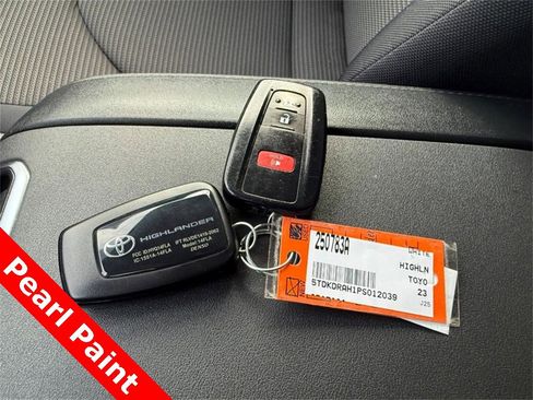 Used 2023 Toyota Highlander L image 32