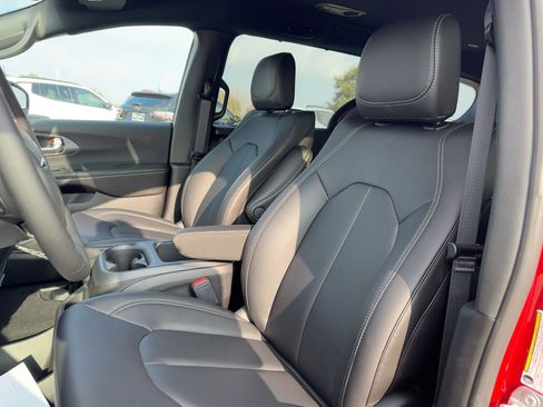 New 2026 Chrysler Pacifica Select FWD image 11