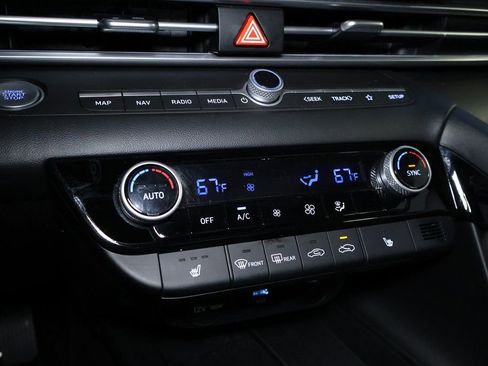 Used 2024 Hyundai Elantra Limited image 30