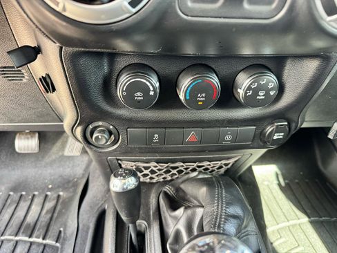 Used 2013 Jeep Wrangler Rubicon w/ PWR Convenience Group AWD/4WD image 27