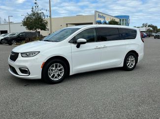 Used 2023 Chrysler Pacifica Touring-L video 2