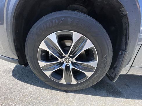Used 2021 Toyota Highlander XLE AWD/4WD image 27