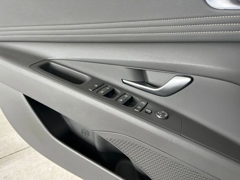 Used 2025 Hyundai Elantra SEL image 18