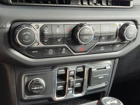 Used 2025 Jeep Wrangler Unlimited Sahara AWD/4WD image 32