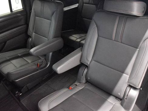 Used 2023 Chevrolet Suburban RST w/ Luxury Package AWD/4WD image 7