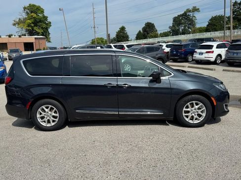 Used 2020 Chrysler Pacifica Touring-L FWD image 2