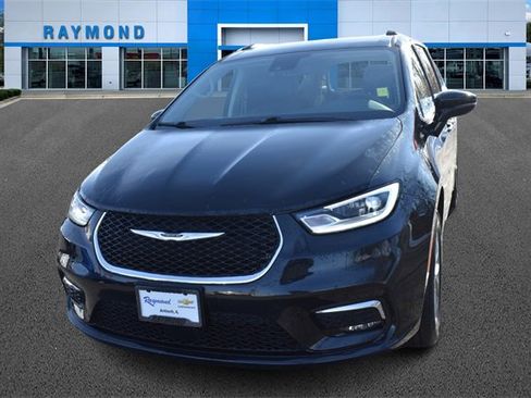 Used 2022 Chrysler Pacifica Touring-L image 7