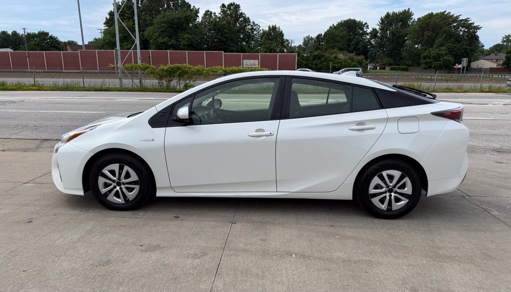 Used 2017 Toyota Prius Three w/ Advanced Technology Package FWD image 11
