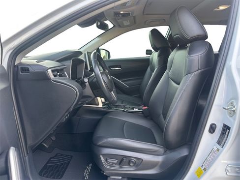 Used 2022 Toyota Corolla Cross XLE w/ Convenience Package image 10