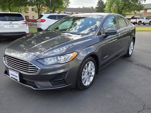 Used 2019 Ford Fusion SE FWD image 2