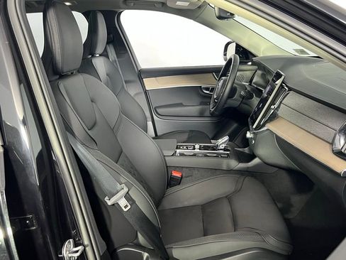 Used 2025 Volvo XC90 B6 Plus image 32